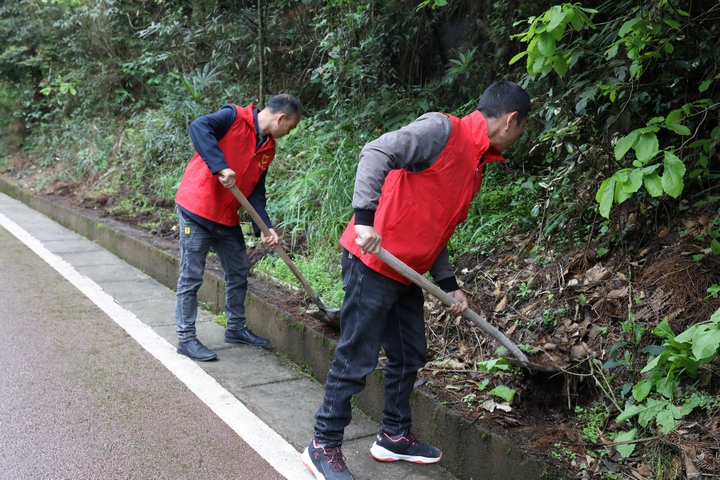 志愿者清理路邊垃圾（周遠 攝）.jpg