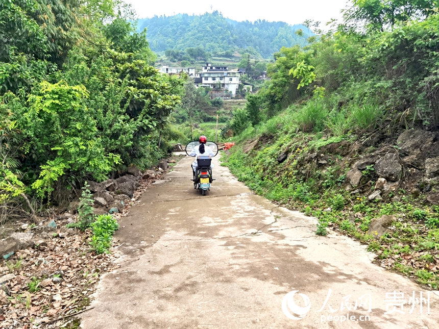 楊世霞騎著摩托車進村入戶。人民網記者 王秀芳攝