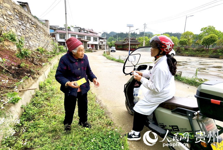 楊世霞正在給楊德秀老人送藥。人民網記者 王秀芳攝