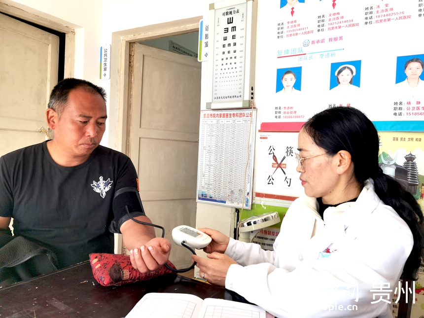 楊世霞在村衛生室坐診。人民網記者 王秀芳攝