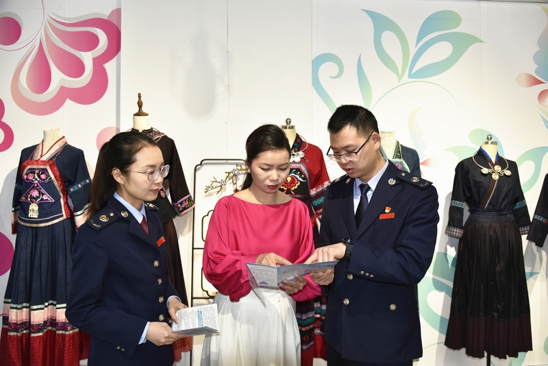 _晴隆縣稅務局干部深入走訪貴州布依垚文化發展有限責任公司，宣傳講解“銀稅互動”政策。楊書琪攝