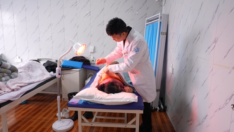 烏當區高新街道阿栗村衛生室村醫黎顯光正在為患者做針灸治療。