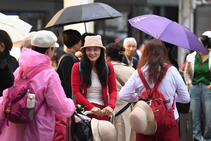 2 游客正準備乘車前往省內各旅游景區.jpg