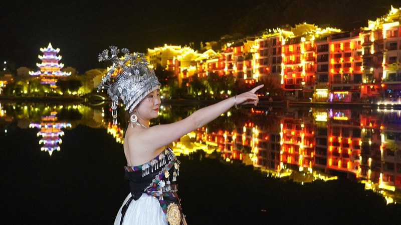 游客盛裝拍照車逢路 。鎮遠縣委宣傳部供圖