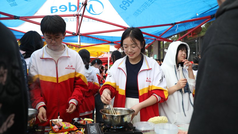 4月29日，在大方金塔英才學校第五屆校園美食節現場，同學們在制作美食。周訓貴攝