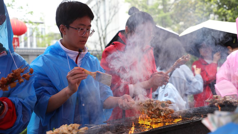 4月29日，在大方金塔英才學校第五屆校園美食節現場，同學們在制作美食。周訓貴攝