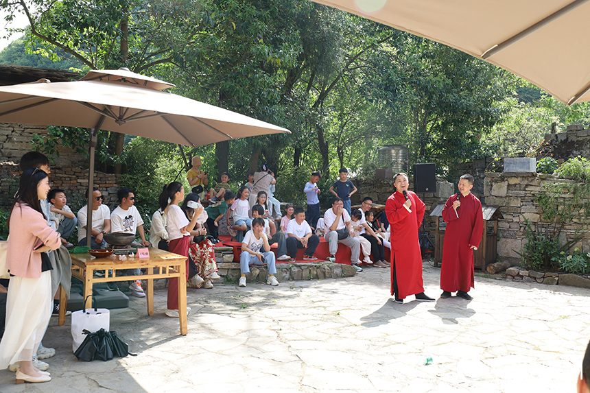 游客在景區內聽相聲。人民網 李麗萍攝