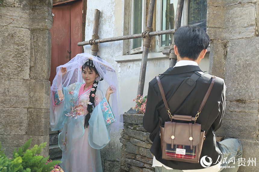 游客拍照打卡。人民網  李麗萍攝