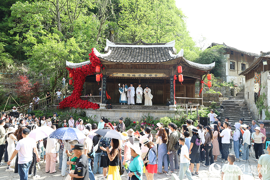 游客體驗劇游。人民網 李麗攝