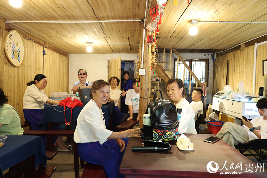 游客在景區內飲茶。人民網 李麗萍攝