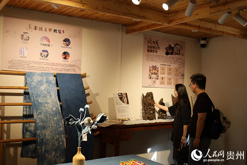 游客了解屯堡文化。人民網 李麗萍攝