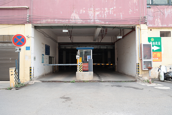 五一假期開放免費停車場入口。