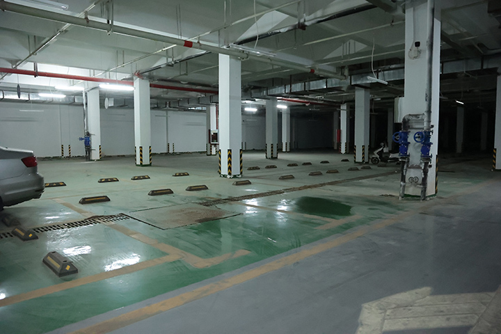 停車場內部。