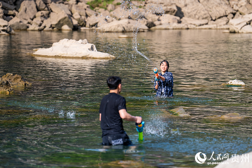 游客在淺灘處戲水嬉戲。人民網記者 涂敏攝