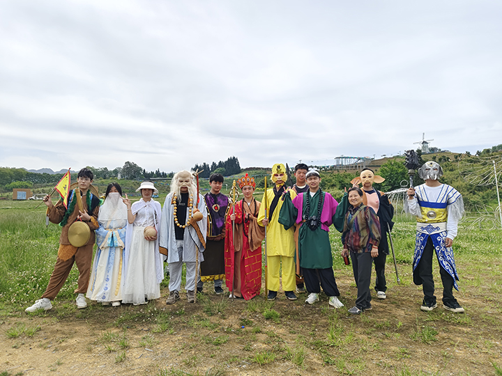 杉坪景區花開吸引眾多游客來打卡。