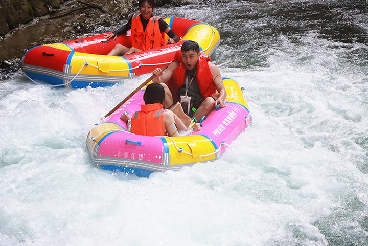 1、上午10點，水銀河大峽谷的漂流河道上，一艘艘皮劃艇順流而下，游客緊握扶手，在湍急水段尖叫歡呼，體驗“浪尖上的蹦極”。王琨榮攝