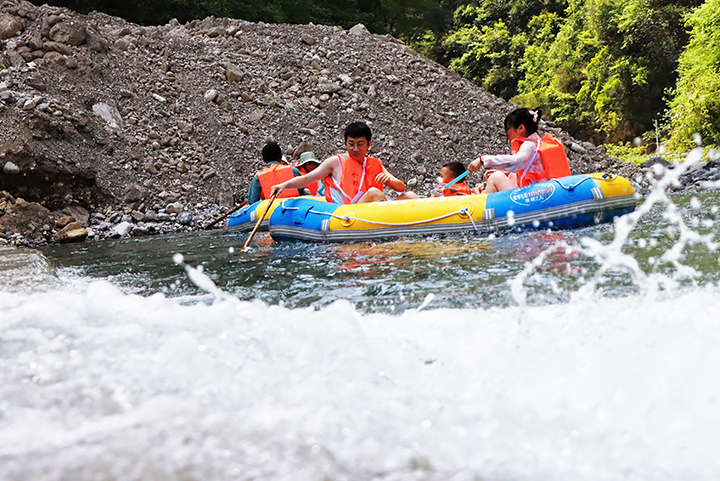 游客緊握扶手，在湍急水段尖叫歡呼，體驗“浪尖上的蹦極”。王琨榮攝