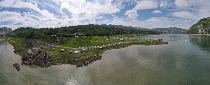 在金沙縣化覺鎮的烏江畫廊，游客們紛至沓來，邂逅自然好時光。