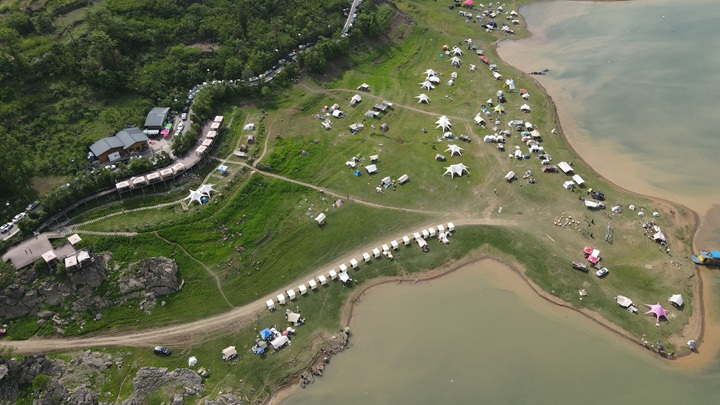 在金沙縣化覺鎮的烏江畫廊，游客們紛至沓來，邂逅自然好時光。