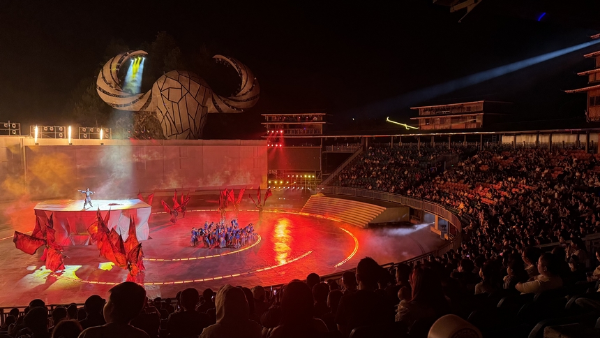 大型實景苗族歌舞詩劇《仰歐?！费莩霈F場，座無虛席。