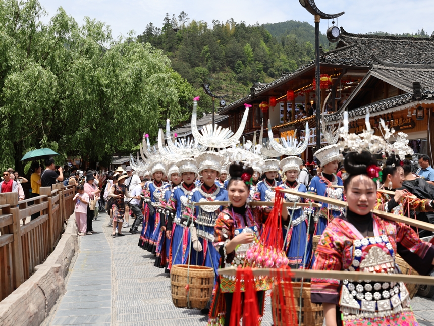 西江千戶苗寨民族文化巡游。