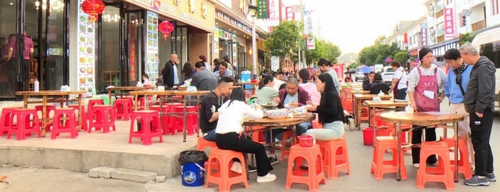 2 圖為韭黃村的夜市一條街充滿煙火味。.jpg