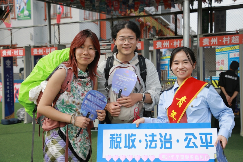 向游客宣傳稅費政策。