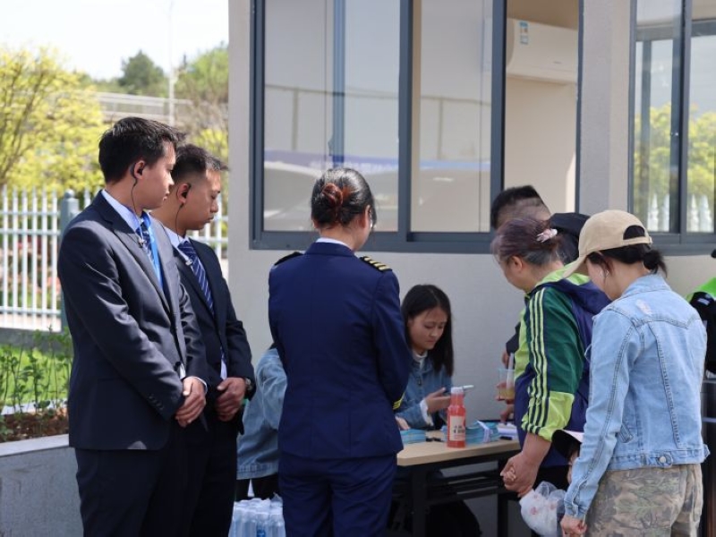 貴州省首個低空飛行服務基地迎來首批游客。