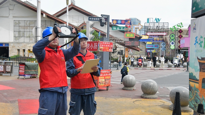 1、“五一”假期，在安順古城“逛吃逛吃”的游客日均超過5萬人次。為確保景區用電，南方電網貴州安順供電局城區分局組織保供電隊伍，在加強對景區供電線路、設備巡檢的同時，實時對用電負荷用電進行監測。陳娟攝.jpg
