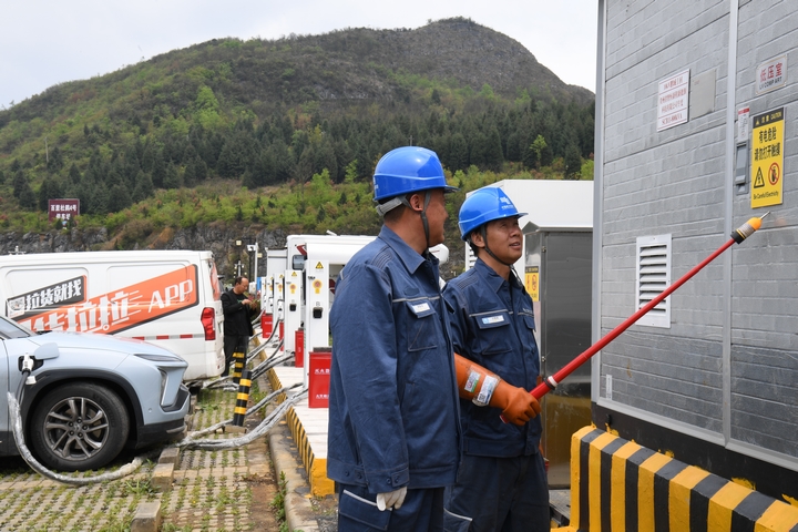 5、貴州電網公司畢節黔西供電局工作人員走進百里杜鵑景區，細致檢查充電樁設備運行、線路連接等情況，全力保障景區充電設施安全穩定。劉凱 攝.jpg
