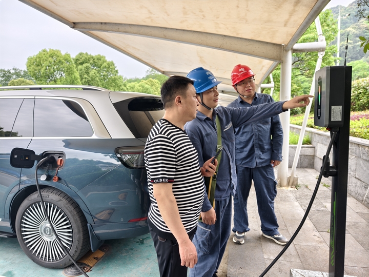 7、貴州電網公司銅仁江口供電局太平供電所工作人員對梵凈山景區內游客中心充電樁、民宿及活動場所開展用電檢查，消除安全隱患，確?！拔逡弧奔倨谟秒姛o憂。吳瑾 攝.jpg