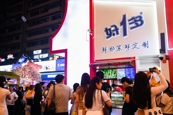 游客排隊購買好一多。