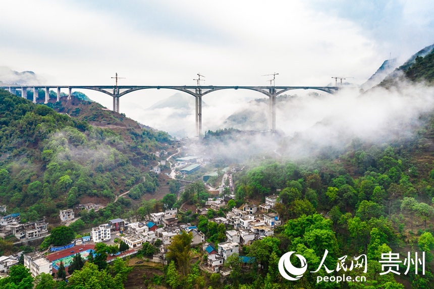 建設中的納晴高速六枝特大橋。人民網記者 涂敏攝