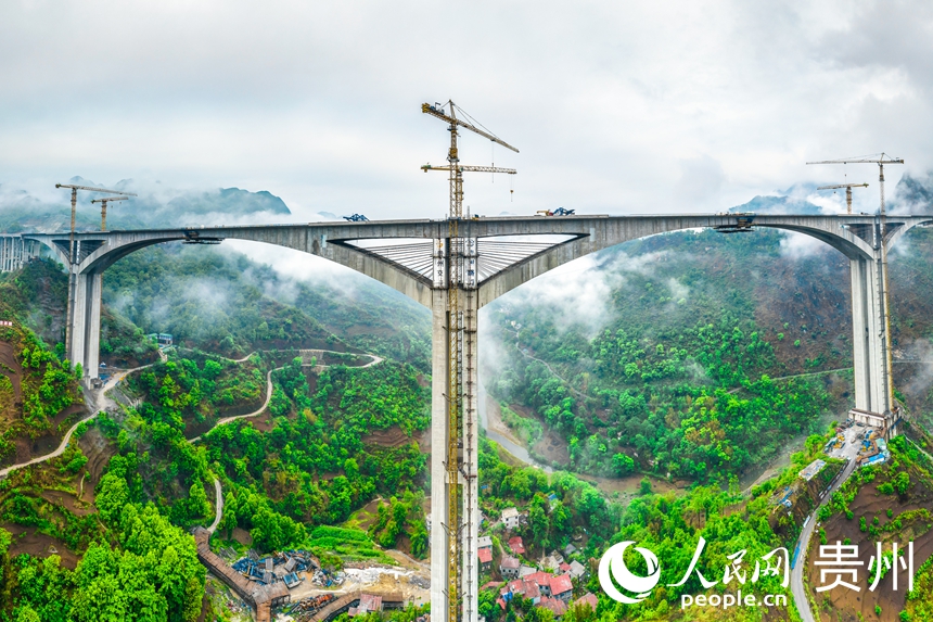 建設中的納晴高速六枝特大橋。人民網記者 涂敏攝