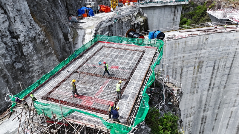 凹水河水庫建設現場建設者們奮戰一線 確保項目早日完工。