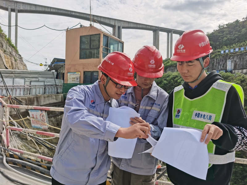 凹水河水庫建設現場建設者們奮戰一線 確保項目早日完工。