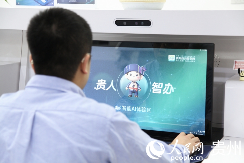 群眾體驗“貴人智辦”。人民網 龍章榆攝