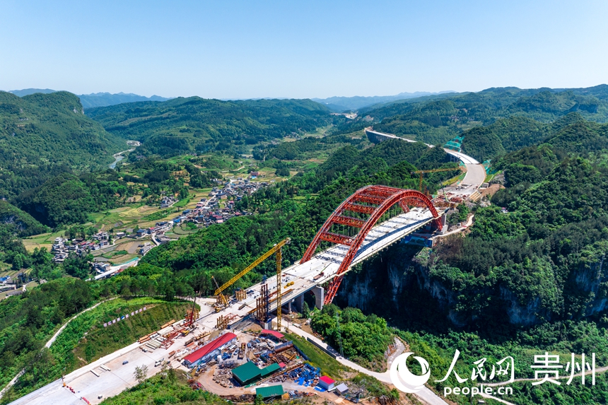 建設中的貴平高速馬場河特大橋。人民網記者 涂敏攝