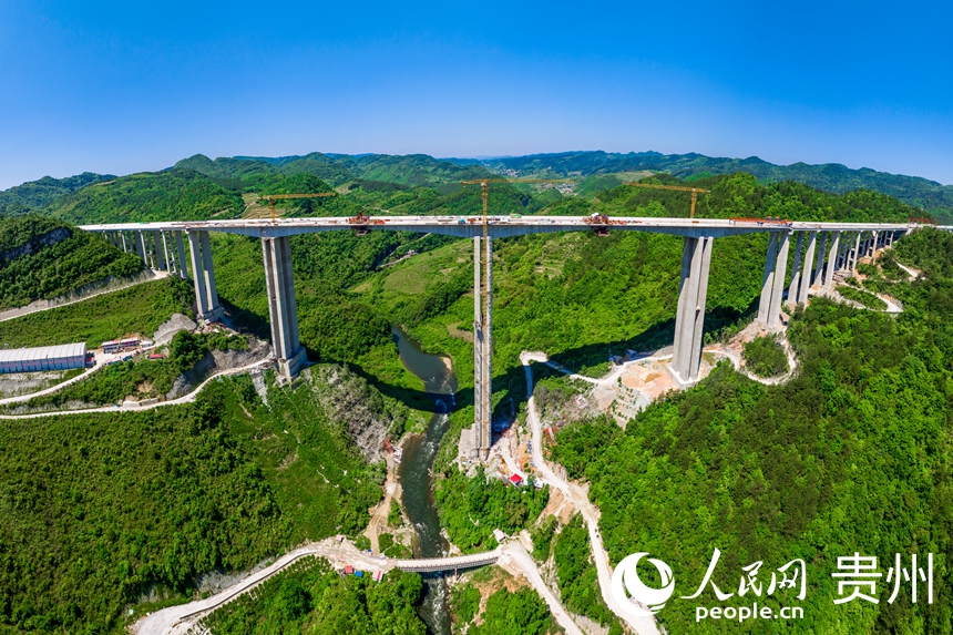 貴平高速南明河特大橋建設現場。人民網記者 涂敏攝