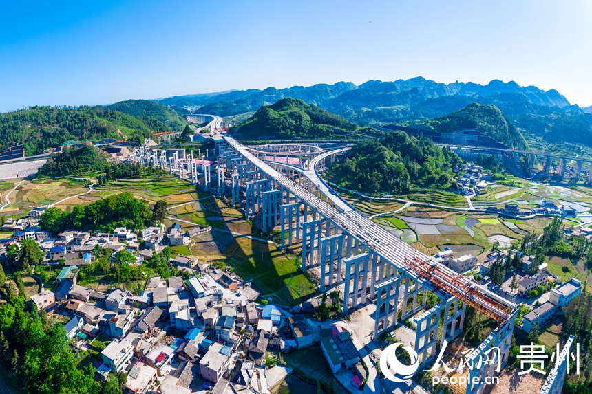 建設中的貴平高速底至特大橋及昌明樞紐。人民網記者 涂敏攝