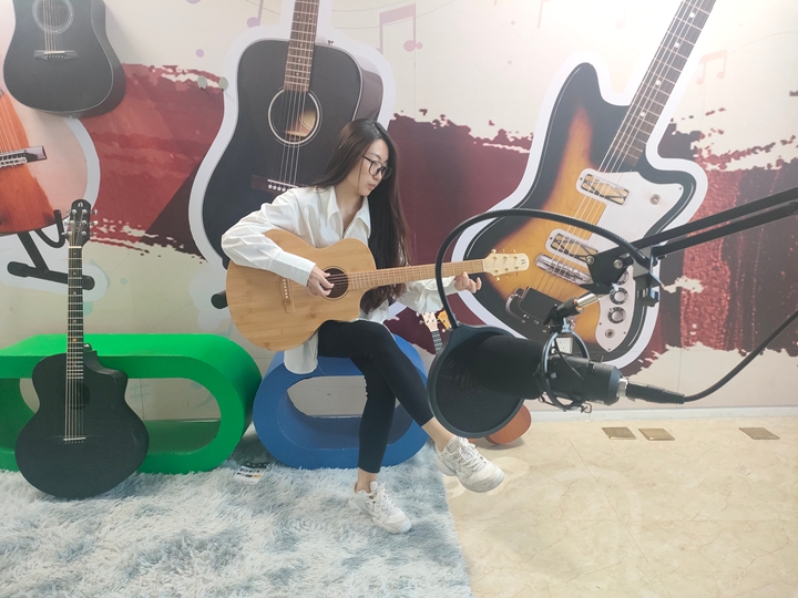 學生主播在正安吉他直播間實訓。