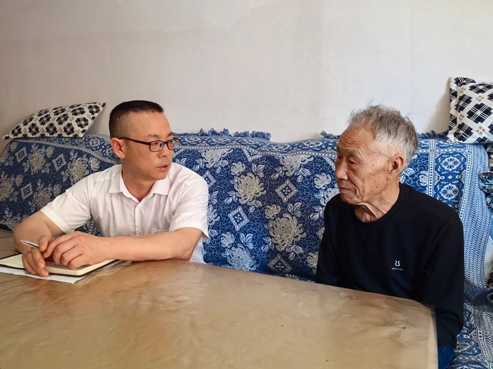 石阡縣湯山街道平陽社區城鎮公益性崗位人員林云上門了解網格居民生活情況。