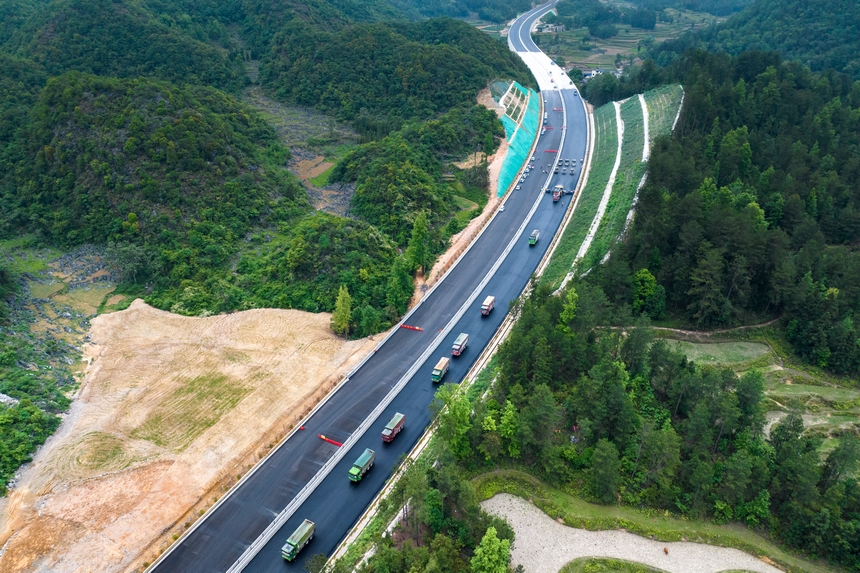 航拍貴平高速路面4標段瀝青路面攤碾施工現場。人民網記者 涂敏攝