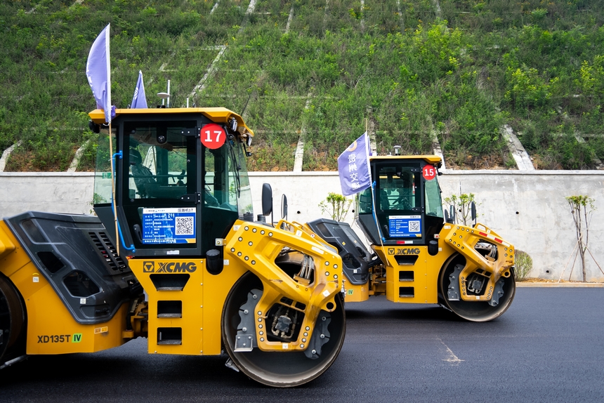 施工現場正在工作的無人駕駛壓路機。人民網記者 涂敏攝