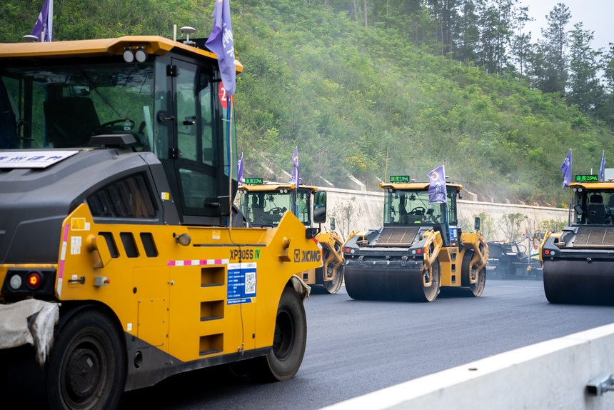施工現場正在工作的無人駕駛壓路機。人民網記者 涂敏攝