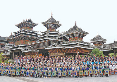 侗族群眾在肇興侗寨寨門前演唱侗族大歌。楊代富攝