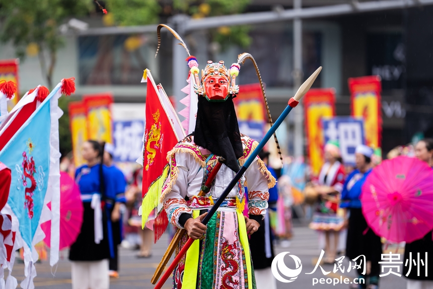 2025年貴州民族團結大巡游現場的安順地戲展示。人民網記者 涂敏攝