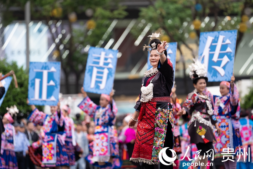 2025年貴州民族團結大巡游現場少數民族文化展示。人民網記者 涂敏攝