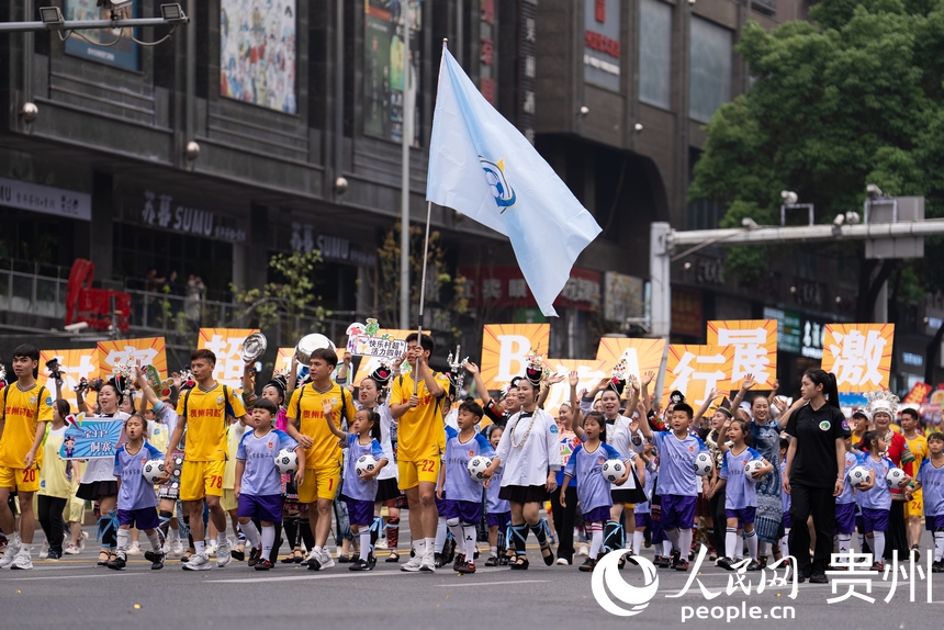 2025年貴州民族團結大巡游現場。人民網記者 涂敏攝