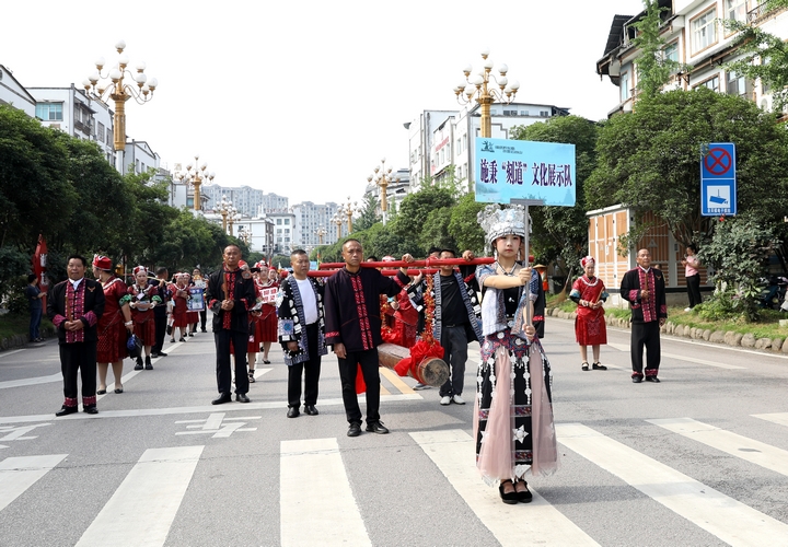 1 圖為國家級非遺苗族刻道游行展演  向天祥 攝.jpg